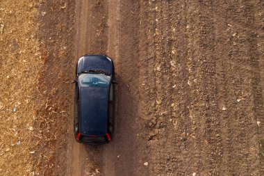 Siyah araba hava görünümünü toprak yolda kırsal, dron pov off-road sürüş araçtan üstten görünüm