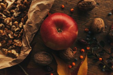 Sonbahar meyve, elma ve ceviz, üstten görünüm, resim rustik retro tonda