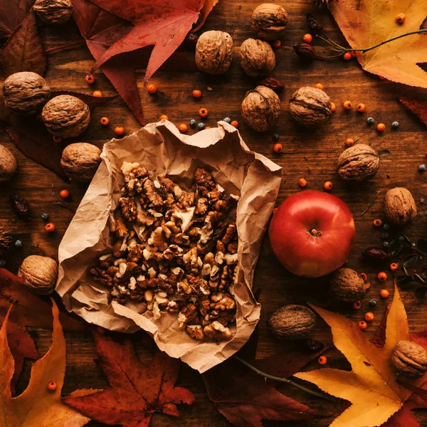 Appel Walnoot Herfst Overvloed Gezonde Biologische Fruit Houten Tafel Versierd — Stockfoto