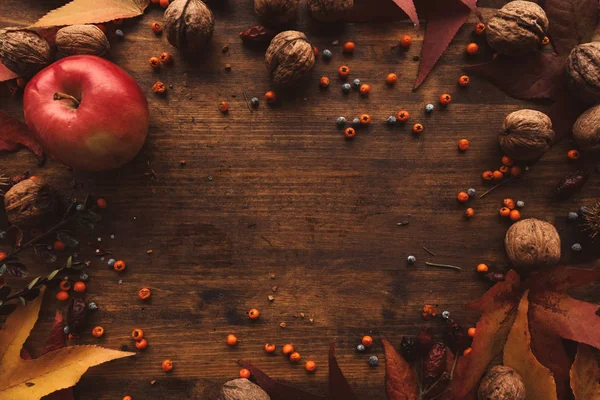 秋のフルーツ ベリー 木製の背景の葉 コピー スペースとフラット レイアウト平面図 — ストック写真