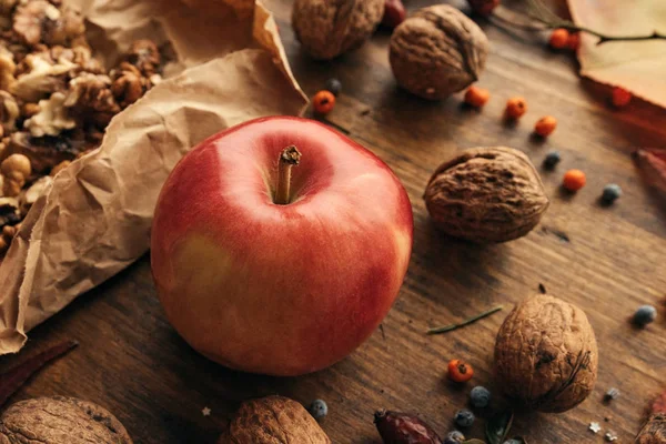 Herfst Fruit Appel Walnoten Rustieke Retro Gestemde Afbeelding — Stockfoto