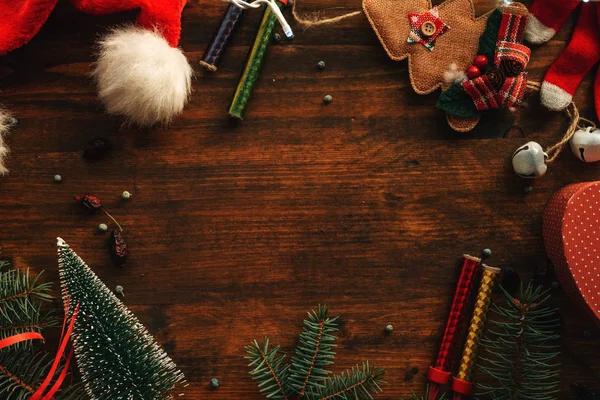 Weihnachtsdekoration Und Ornamente Flach Gelegt Mit Kopierraum Für Festliche Feiertagsbotschaft — Stockfoto