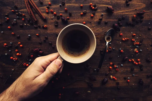 Männliche Hand Hält Kaffeetasse Draufsicht Auf Heißgetränk Becher Auf Holztisch — Stockfoto