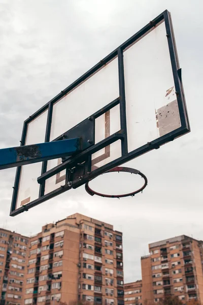 都市周辺で破れたネットでストリート ボール バスケット ボール ボード — ストック写真