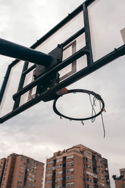 Placa Basquete Bola Rua Com Rede Rasgada Entorno Urbano — Fotografia de Stock