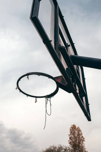 Baloncesto Callejero Con Red Rasgada Entorno Urbano —  Fotos de Stock