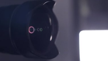 DSLR fotoğraf makinesi ve tv stüdyosu, led ışık panelinde seçici odak, düşük anahtar ağır çekim kadar yakın