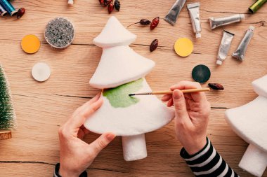 Yaratıcı DIY tekne hobi, polistiren dan Noel ağacı süsle şenlikli tatil yapma kadın