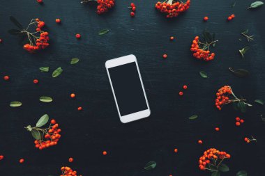 Smartphone düz retro tarzı çiçek düzenleme ile en iyi görünümü kadar sahte yatıyordu