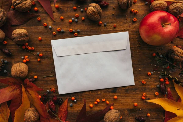 Enveloppe Postale Automne Posée Plat Sur Une Table Bois Décorée — Photo