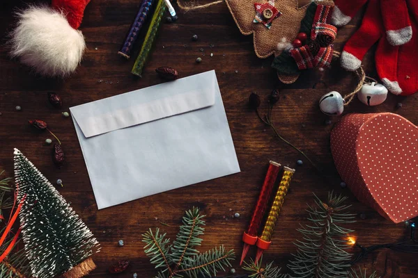 Schrijven Van Een Brief Aan Kerstman Voor Kerstmis Lege Envelop — Stockfoto