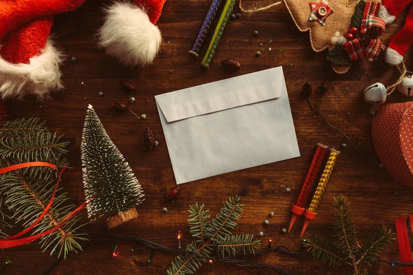 Schrijven Van Een Brief Aan Kerstman Voor Kerstmis Lege Envelop — Stockfoto