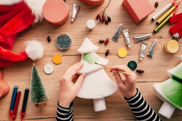 Kreativa Diy Hantverk Hobby Kvinna Att Göra Julgran Dekoration Från — Stockfoto
