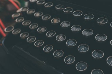 Eski siyah daktilo tuşları kapat