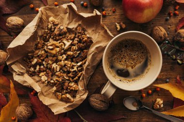 Apple, kahve ve Şükran günü kavramı en iyi görünümü için tablo üzerinde ceviz meyve sonbahar - zevk