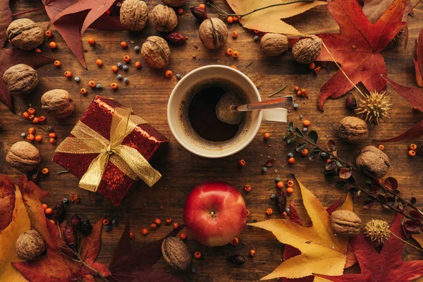 Herbst Geschenkbox Mit Tasse Kaffee Auf Holztisch Flache Lageoberseite — Stockfoto