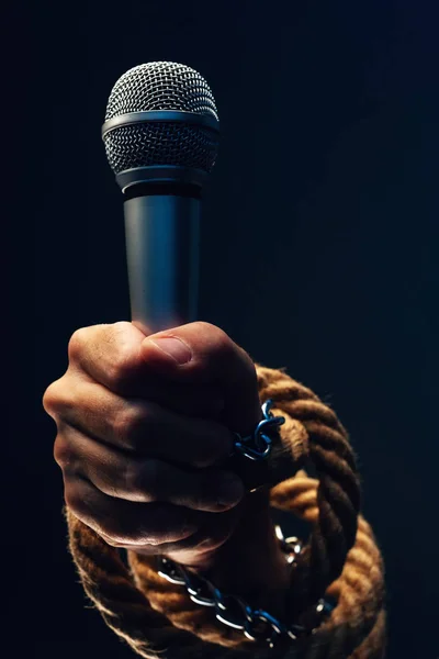 Libertad Prensa Periodismo Imagen Conceptual Con Micrófono Mano Masculina Atada — Foto de Stock