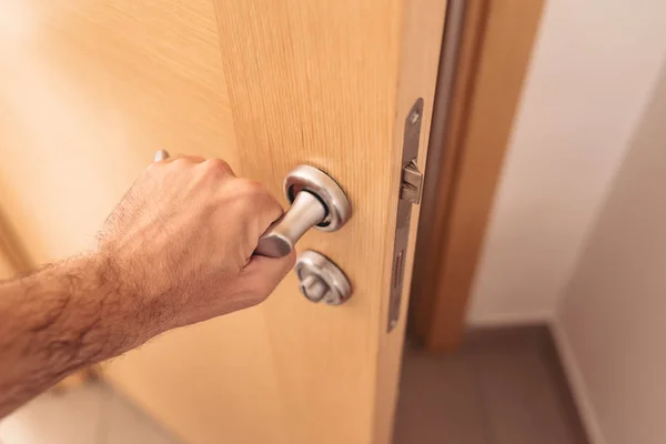 Αρσενική Χέρι Ανοίγοντας Την Πόρτα Κλείνω Επιλεκτική Εστίαση — Φωτογραφία Αρχείου