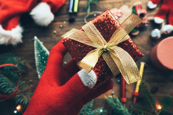 Karácsonyi Ajándék Csomagolva Egy Doboz Vidám Ünnepekre Kínál Kézzel — Stock Fotó