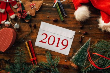 Noel Baba için 2019, boş zarf şenlikli tatil dekorasyon arasında masadaki bir mektup yazma