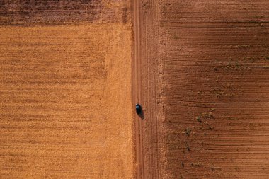 Kırsal toprak yolda havadan görünümü siyah arabanın üst görüntülemek dron pov sürüş araçtan
