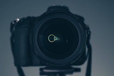 DSLR fotoğraf makinesi tripod, fotoğraf ve videografisi kavramı