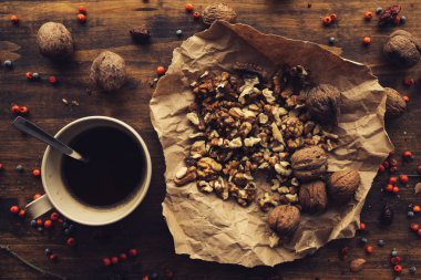 Sabah masada kahve fincanı ve ceviz üstten görünüm