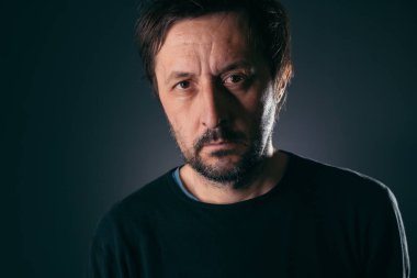 Onun 40s, kopya alanı dahil dalgın rahat otantik adam portresi