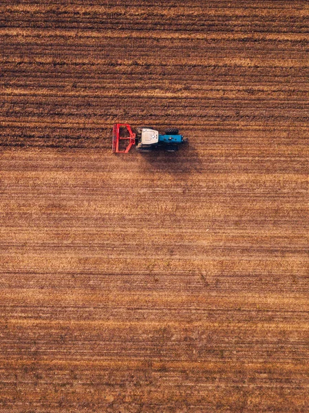 Vista Aérea Trator Agrícola Fazendo Plantio Restolho Campo Vista Superior — Fotografia de Stock