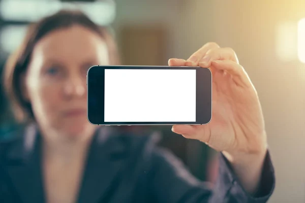 Femme Affaires Tenant Smartphone Avec Écran Blanc Maquette Dans Bureau — Photo