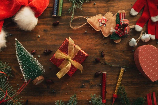 Boże Narodzenie Prezenty Płaskie Leżał Widok Góry Stole Zdobione Ornamentami — Zdjęcie stockowe