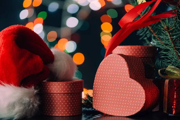 Świąteczny Prezent Pudełko Kształcie Serca Bokeh Kolorowe Świąteczne Światła Tle — Zdjęcie stockowe