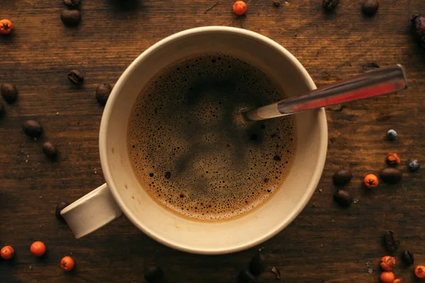 Draufsicht Auf Kaffeetasse Und Löffel Auf Einem Mit Beeren Dekorierten — Stockfoto