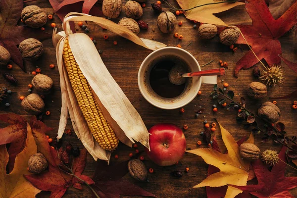 Erntedankkaffee Auf Dem Mit Herbstlichen Früchten Feldfrüchten Und Trockenen Ahornblättern — Stockfoto