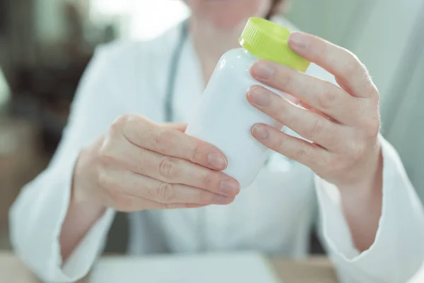 Läkare Rekommenderar Vitamintillskott Närbild Kvinnliga Allmänläkare Som Innehar Burk Med — Stockfoto