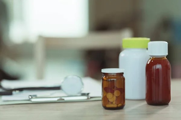 Medikamente Auf Dem Schreibtisch Der Hausarztpraxis — Stockfoto