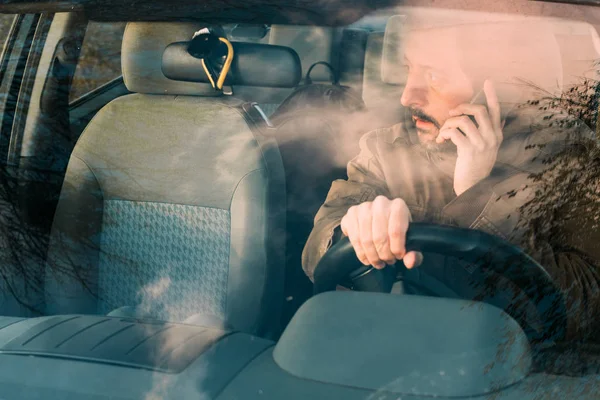 Vooraanzicht Van Man Auto Rijden Praten Mobiele Telefoon Die Gevaarlijk — Stockfoto
