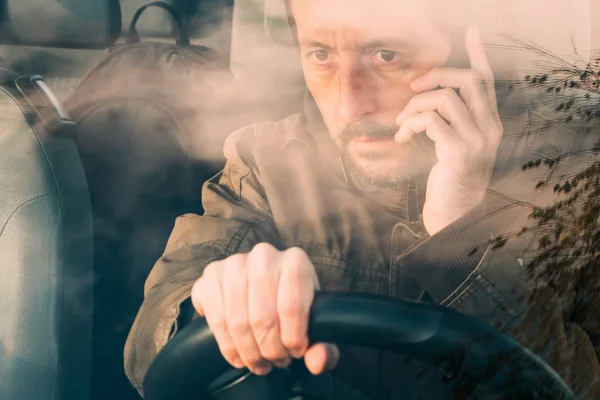 Vooraanzicht Van Man Auto Rijden Praten Mobiele Telefoon Die Gevaarlijk — Stockfoto