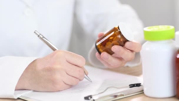Médico Escribiendo Prescripción Para Medicamentos Genéricos Consultorio Médico — Vídeo de stock