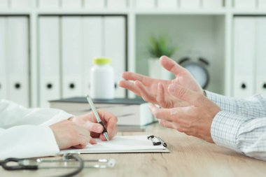 Doktor ve hasta Danışma tıbbi ofis, süreci sırasında el yakın