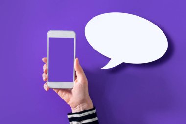 Smartphone alay kadar konuşma balonu ile cep telefonu tutan kadın