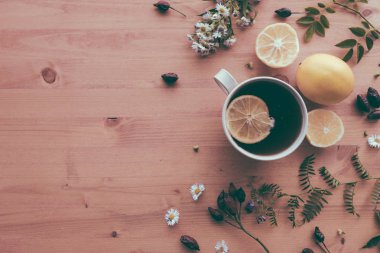 Kuşburnu bitkisel çay flt üstten görünüm dilim limon ahşap masa üzerine yatırın