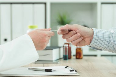 Zamanlanmış Check-up sırasında office hastada sağlık sigorta kartı alarak doktor
