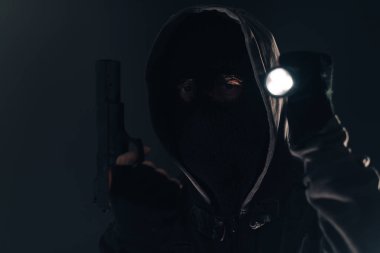 Geceleri, düşük anahtar seçici odak hırsız davetsiz misafir el feneri el feneri ile silahlı