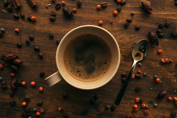 Draufsicht Auf Kaffeetasse Und Löffel Auf Einem Mit Beeren Dekorierten — Stockfoto