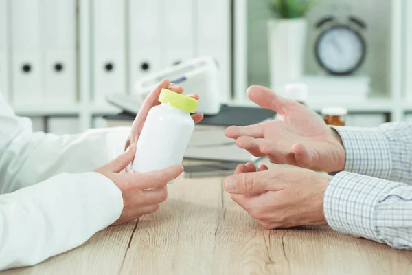 Médico Paciente Considerando Terapia Suplemento Nutricional Consultorio Médico — Foto de Stock