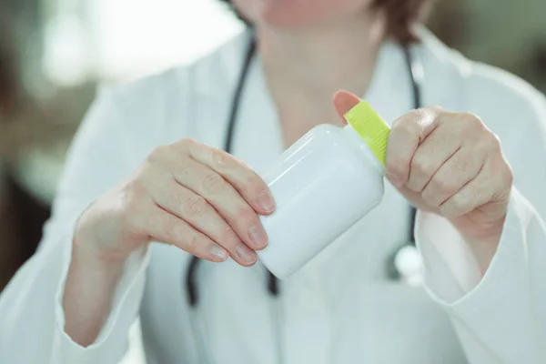 Médica Segurando Garrafa Suplemento Dietético Consultório Médico — Fotografia de Stock