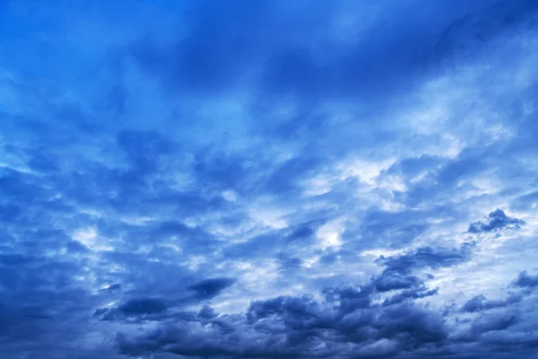 Dramatischer Winterhimmel Mit Wolken Als Saisonaler Wetterhintergrund — Stockfoto
