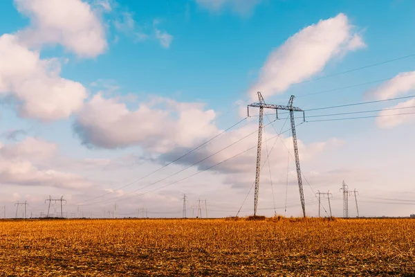 歌壇送電用の鉄塔 — ストック写真