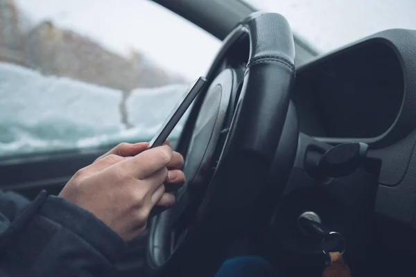 Sms Geparkeerde Auto Terwijl Sneeuw Buiten Valt Close Van Handen — Stockfoto